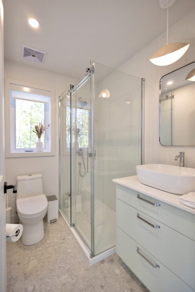 Deuxième salle de bain complète avec douche vitrée